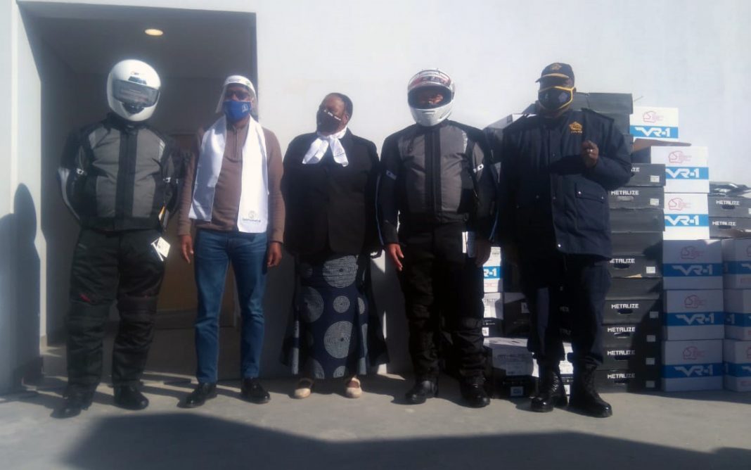 Sekhametsi hands over PPE to police
