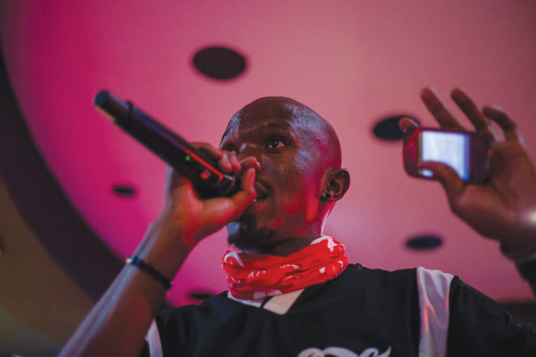 Comedian to tour districts