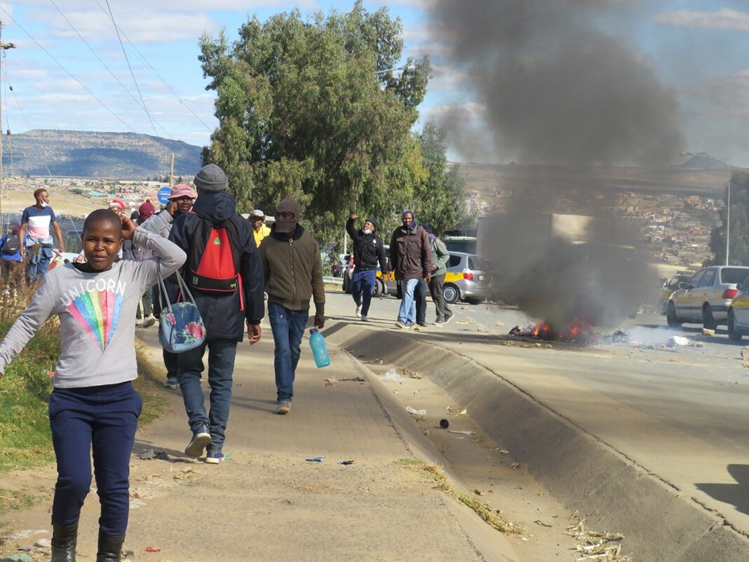 Several injured in textile unrest