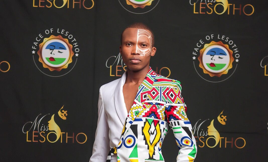 Tṧepang illuminates billboards