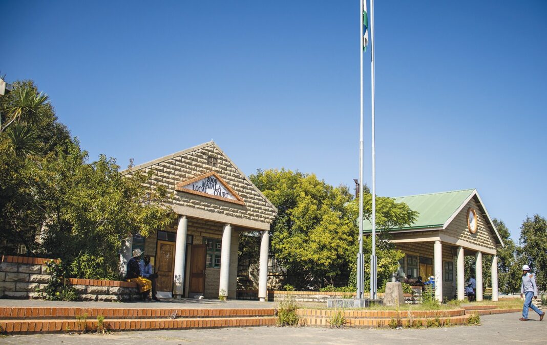 Court officers sue ministry