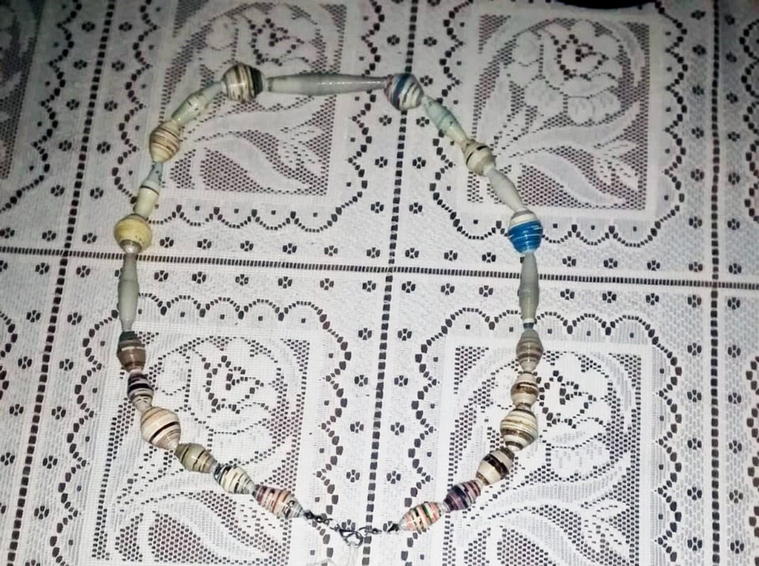 Tṧiu recycles paper into jewellery