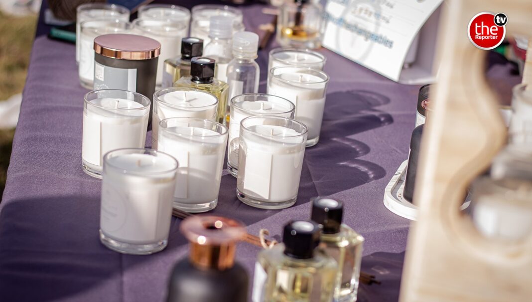Deodorising homes with candles