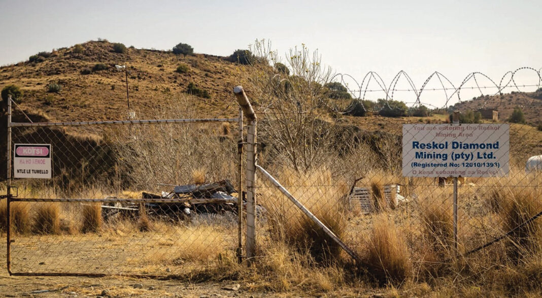 Parly orders mine closure